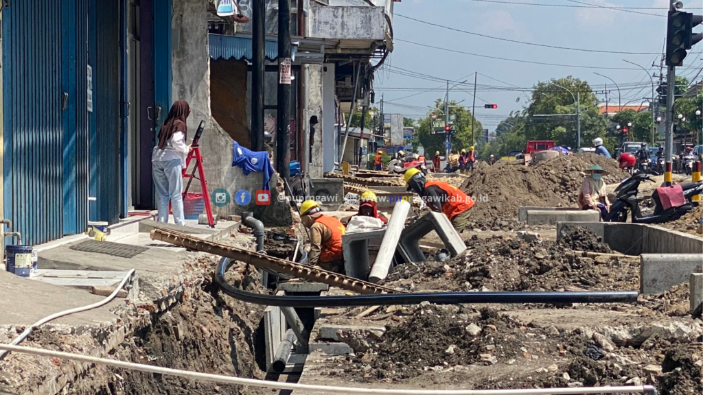 Pemasangan U-Ditch Sebagai Saluran Drainase Pada Pembangunan Trotoar di Jalan PB. Sudirman Ngawi